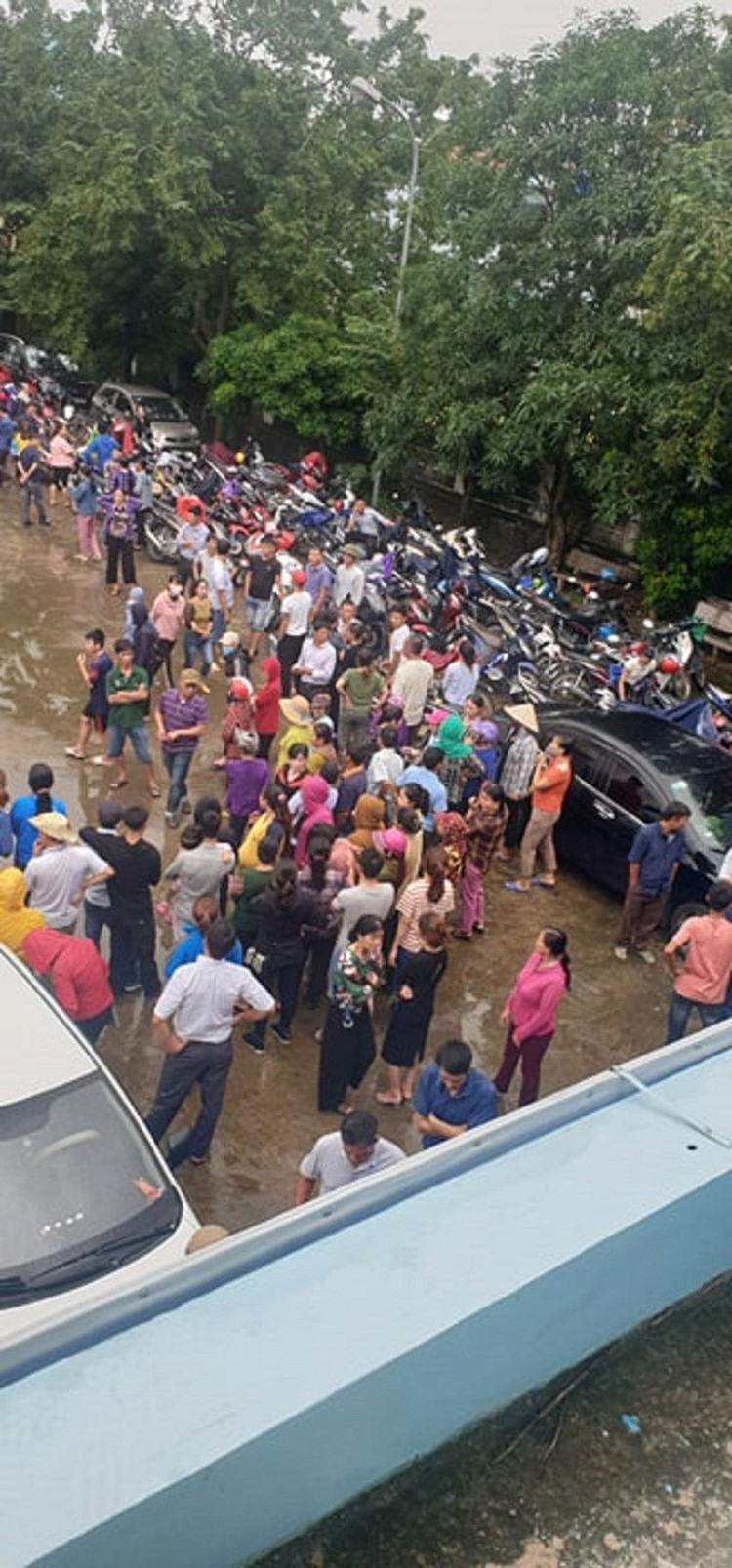 Người dân đến xem phiên xử rất đông.