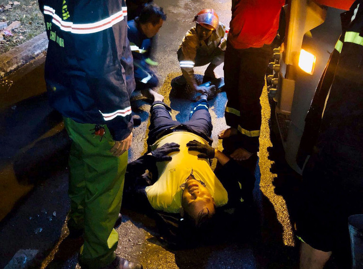 TPHCM: 33 lính cứu hoả bị thương trong lúc chữa cháy - 3