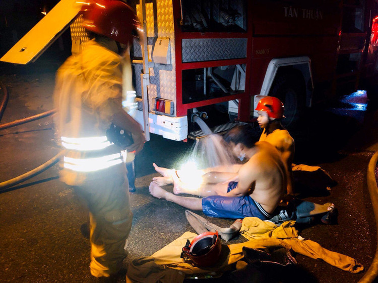 TPHCM: 33 lính cứu hoả bị thương trong lúc chữa cháy - 4