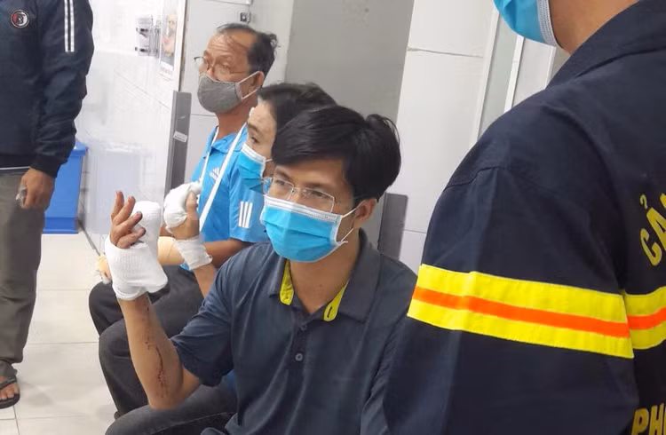 TPHCM: 33 lính cứu hoả bị thương trong lúc chữa cháy - 5