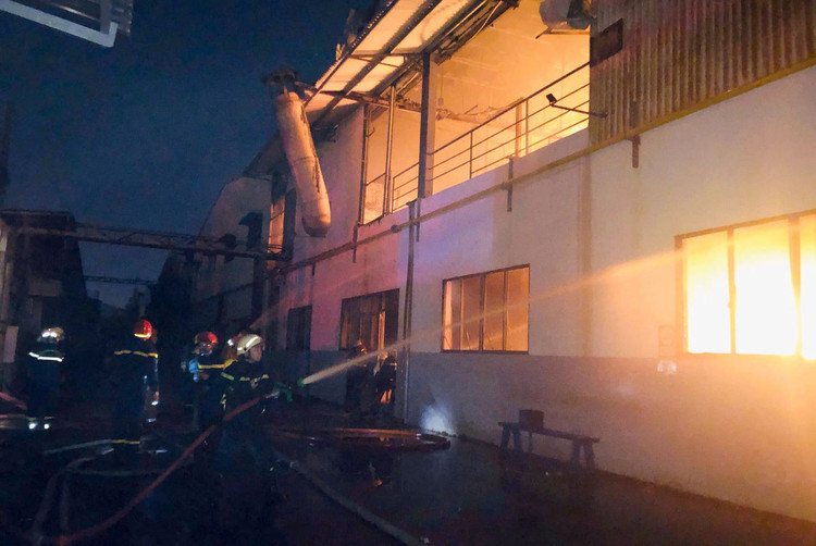 TPHCM: 33 lính cứu hoả bị thương trong lúc chữa cháy - 1