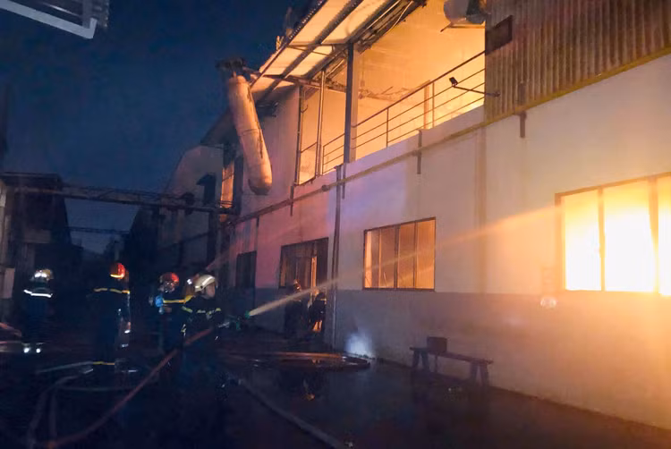 TPHCM: 33 lính cứu hoả bị thương trong lúc chữa cháy - 1