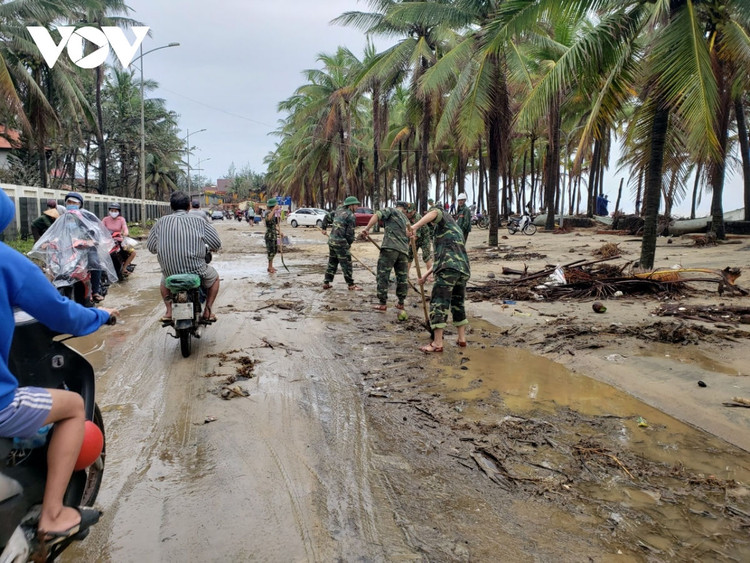 Cập nhật: Bão số 13 cuốn bay mái trường học, "nhổ" bật gốc cây, cuốn trôi nhà dân ảnh 17