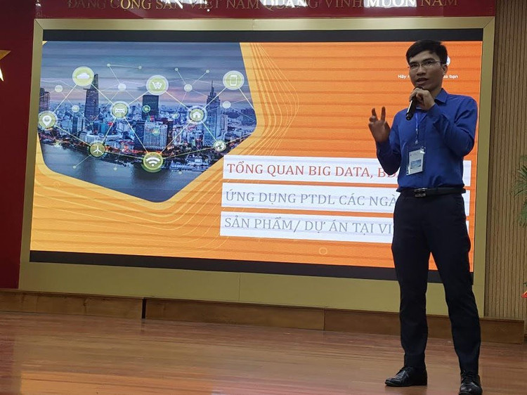 Ông Đoàn Thanh Tám chia sẻ kinh nghiệm với các sinh viên trong Ngày hội hướng nghiệp tại Trường ĐH Khoa học Tự nhiên (ĐH Quốc gia Hà Nội).