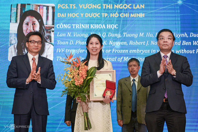 Phó Thủ tướng Vũ Đức Đam (bìa trái) và Bộ trưởng Khoa học và Công nghệ Chu Ngọc Anh (bìa phải) trao giải cho PGS Vương Thị Ngọc Lan. Ảnh: T. Huế.