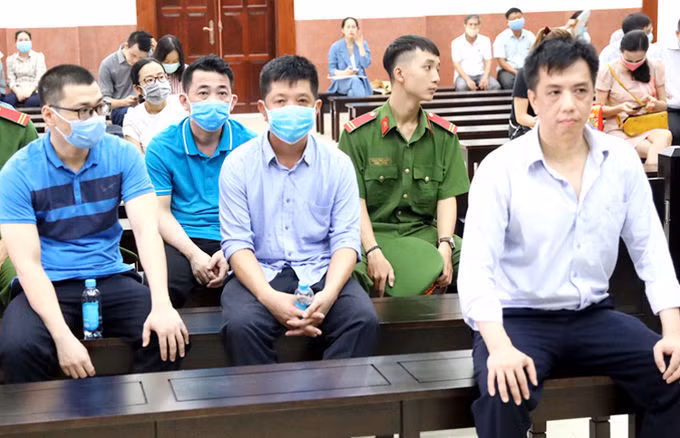 Võ Mạnh Cường (hàng ghế đầu) người được cho có vai trò ngang Hùng trong vụ án. Ảnh: Hữu Khoa.