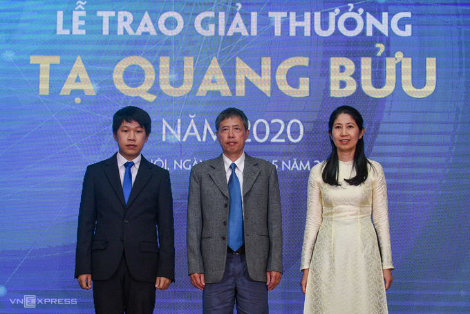 Ba nhà khoa học tại lễ trao giải (TS Nguyễn Trương Thanh Hiếu, PGS.TS Phạm Tiến Sơn và PGS Vương Thị Ngọc Lan). Ảnh: T. Huế.