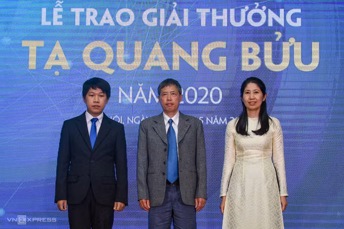 Ba nhà khoa học tại lễ trao giải (TS Nguyễn Trương Thanh Hiếu,&nbsp;PGS.TS Phạm Tiến Sơn và PGS Vương Thị Ngọc Lan). Ảnh: T. Huế.