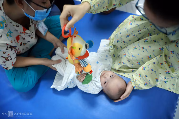 Trúc Nhi, Diệu Nhi tập đứng, tập bò ảnh 3