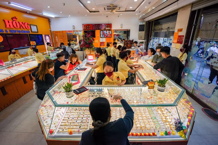 Gia vang giam ky luc anh 2