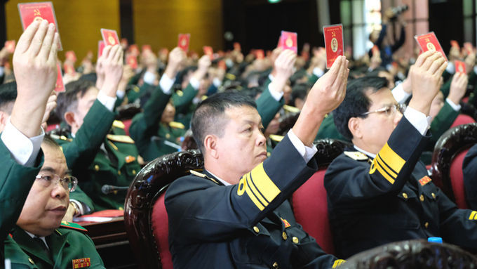 Đại biểu dự Đại hội đại biểu Đảng bộ Quân đội lần thứ XI, nhiệm kỳ 2020-2025 biểu quyết thông qua Nghị Quyết Đại hội sáng 30/9. Ảnh: Hoàng Thùy