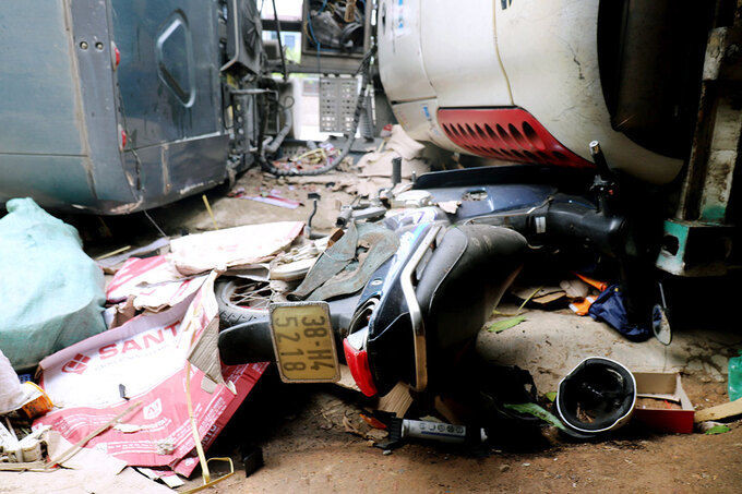 Xe máy của nạn nhân bị đè bẹp. Ảnh: Đức Hùng