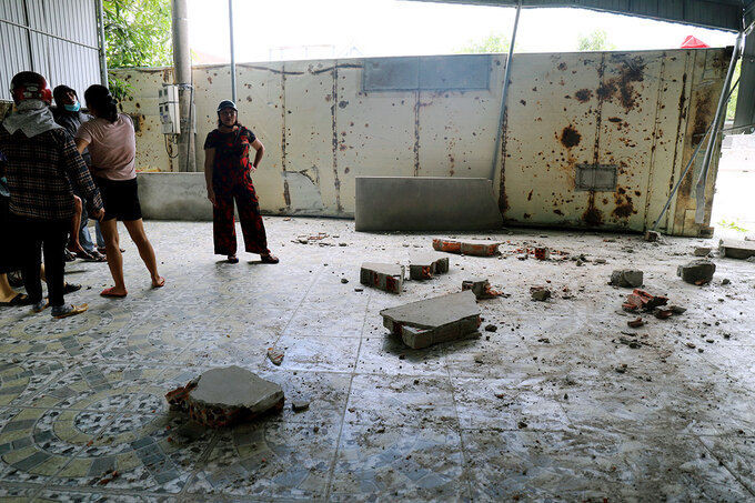 Một mảng tường trước sân nhà dân bị xe đầu kéo đâm sập. Ảnh: Đức Hùng