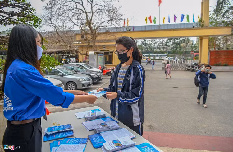 Hang nghin sinh vien tro lai truong sau ky nghi gan 2 thang hinh anh 2 9_zing.jpg