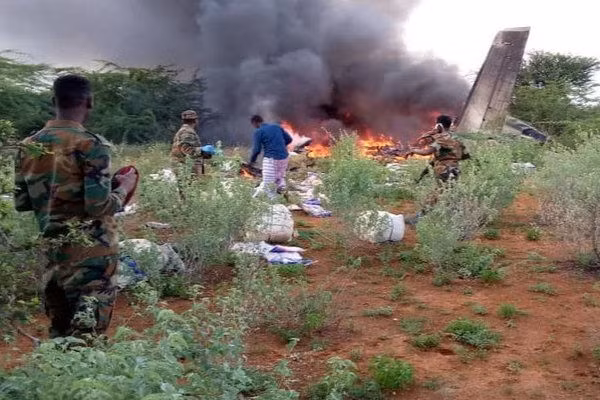 Máy bay chở trang thiết bị y tế chống Covid-19 bị bắn rơi