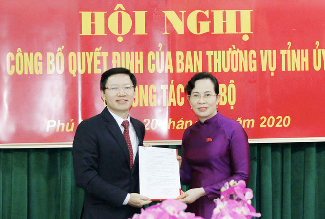 Bí thư Tỉnh uỷ Hà Nam trao quyết định phân công công tác cho tân Trưởng Ban Dân vận Tỉnh uỷ Đinh Ngọc An