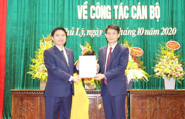 Chủ tịch UBND tỉnh Hà Nam trao quyết định và chúc mừng Tân Bí thư Thành uỷ Phủ Lý Nguyễn Đức Toàn