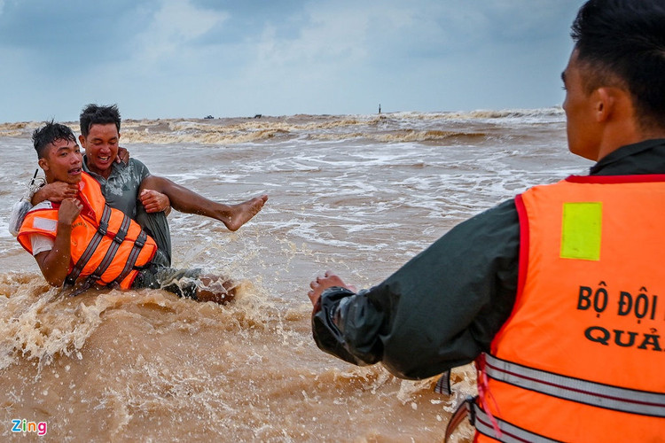 Giai cuu cac thuyen vien tren tau Vietship 01 anh 8