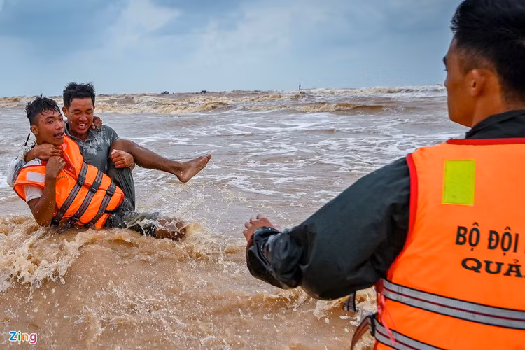 Giai cuu cac thuyen vien tren tau Vietship 01 anh 8