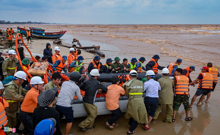 Giai cuu cac thuyen vien tren tau Vietship 01 anh 12