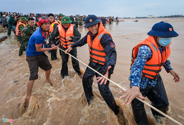 Giai cuu cac thuyen vien tren tau Vietship 01 anh 7