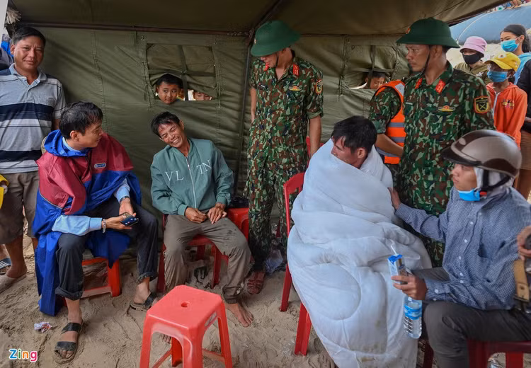 Giai cuu cac thuyen vien tren tau Vietship 01 anh 10