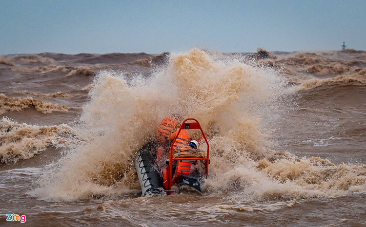 Giai cuu cac thuyen vien tren tau Vietship 01 anh 13