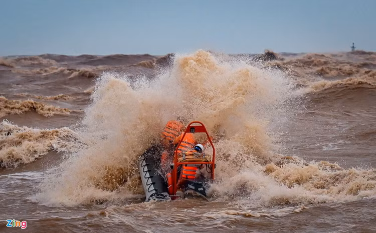 Giai cuu cac thuyen vien tren tau Vietship 01 anh 13