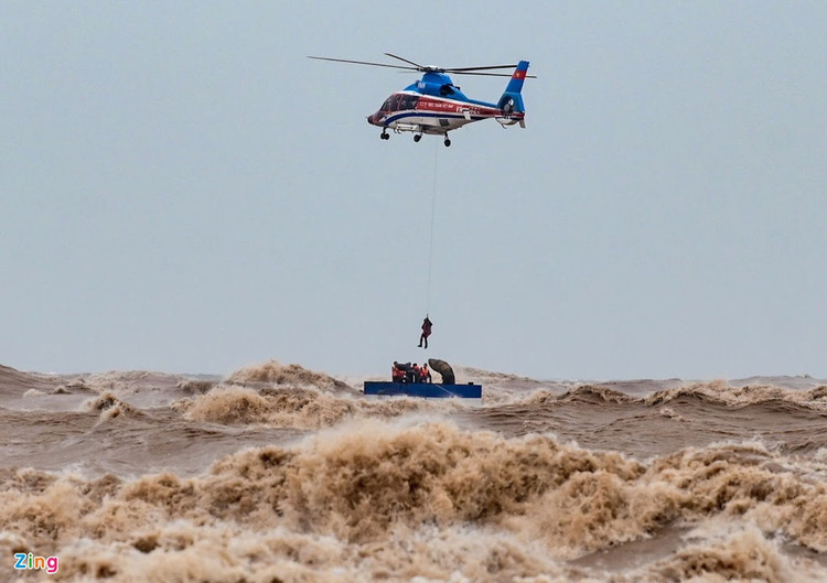 EC-155 cuu ho tren bien anh 1