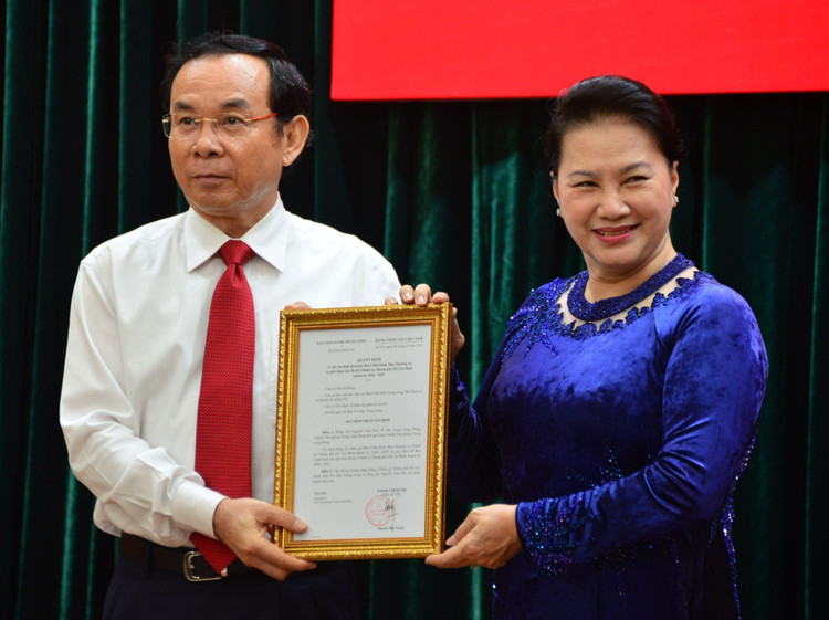 Bo Chinh tri phan cong ong Nguyen Van Nen ve TP.HCM anh 2