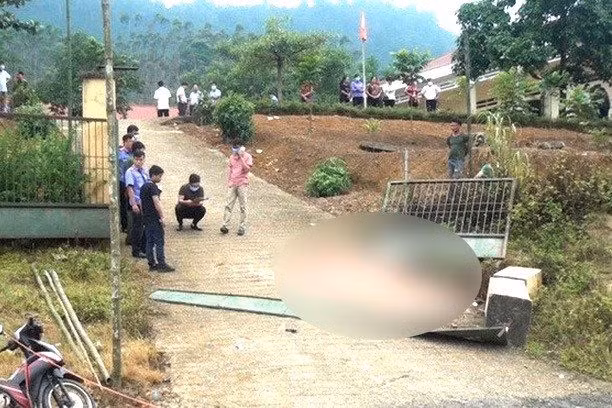 Sập cổng trường, hiến 3 học sinh tử vong tại chỗ, 3 em đang nhập viện cấp cứu.