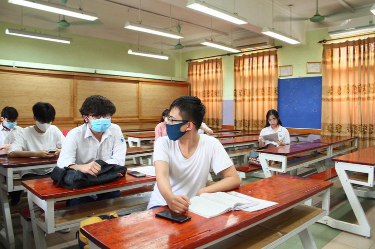 Nghiêm ngặt kiểm tra thí sinh vào làm thủ tục dự thi tốt nghiệp THPT 2020 - 16