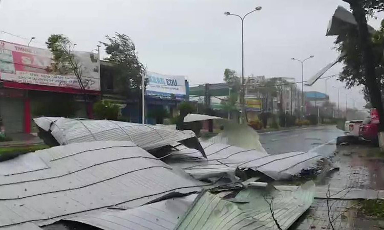 Tôn bay, cầu sập khi bão Molave đổ bộ