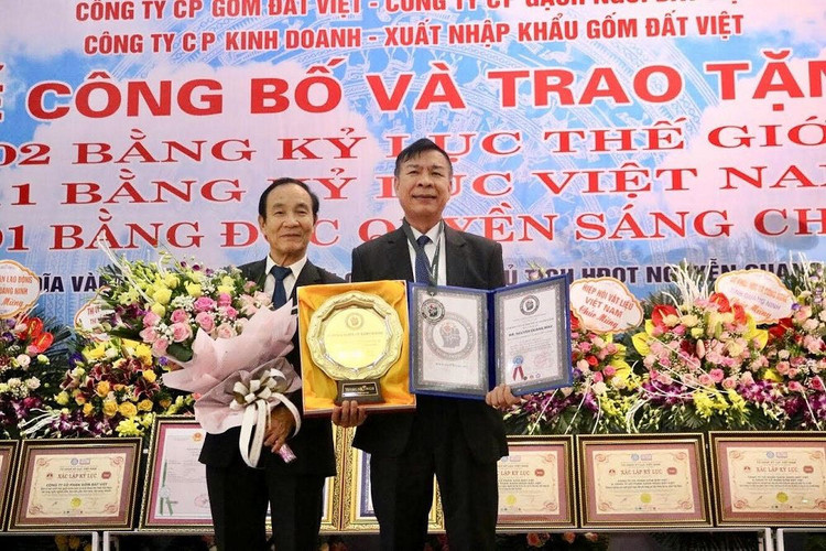 Anh hùng Lao động Nguyễn Quang Mâu, Chủ tịch Gốm Đất Việt đã vinh dự được nhận đĩa vàng sáng tạo của Liên đoàn các nhà sáng tạo Thế giới, trực thuộc Liên minh Kỷ lục Thế giới.