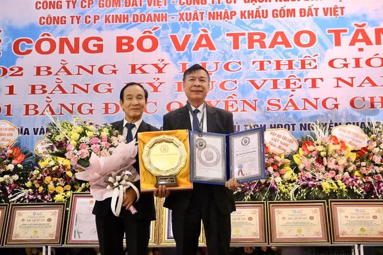 Anh hùng Lao động Nguyễn Quang Mâu, Chủ tịch Gốm Đất Việt đã vinh dự được nhận đĩa vàng sáng tạo của Liên đoàn các nhà sáng tạo Thế giới, trực thuộc Liên minh Kỷ lục Thế giới.