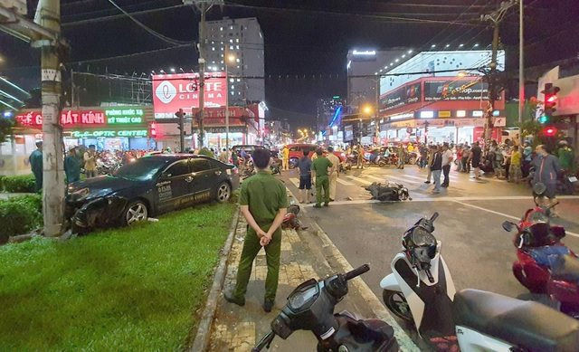 Hiện trường ô tô tông 8 xe máy.