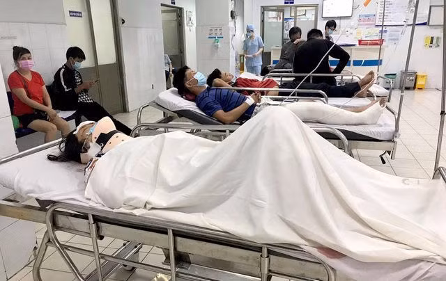5 nạn nhân trong vụ tai nạn được đưa vào Bệnh viện Nhân dân Gia Định cấp cứu.