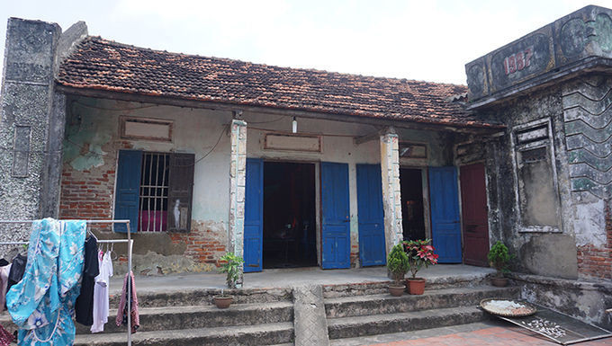 Căn nhà cấp 4 sập xệ, dột nát của gia đình anh Nguyễn Văn Thiện ở xã Hoằng Phụ. Hoàn cảnh khó khăn, nhưng vợ chồng anh Thiện vẫn từ chối nhận hỗ trợ. Ảnh: Lê Hoàng.