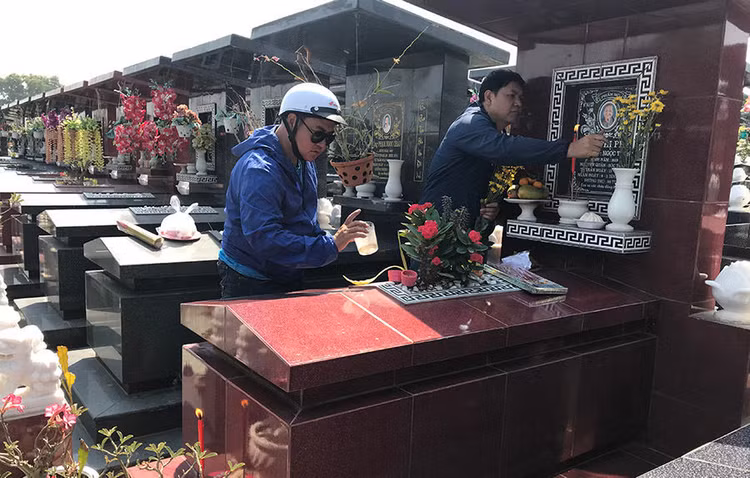 'Tết nhớ thăm mộ ông bà, hướng về tổ tiên'