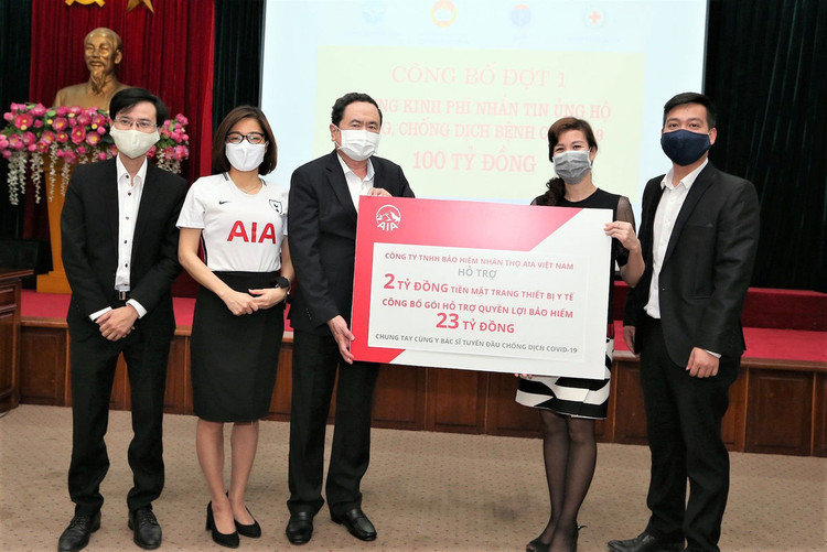 Đại diện AIA Việt Nam trao tặng séc gói hỗ trợ tài chính với tổng giá trị 25 tỷ đồng thông qua Ủy ban Trung ương Mặt trận Tổ quốc Việt Nam.