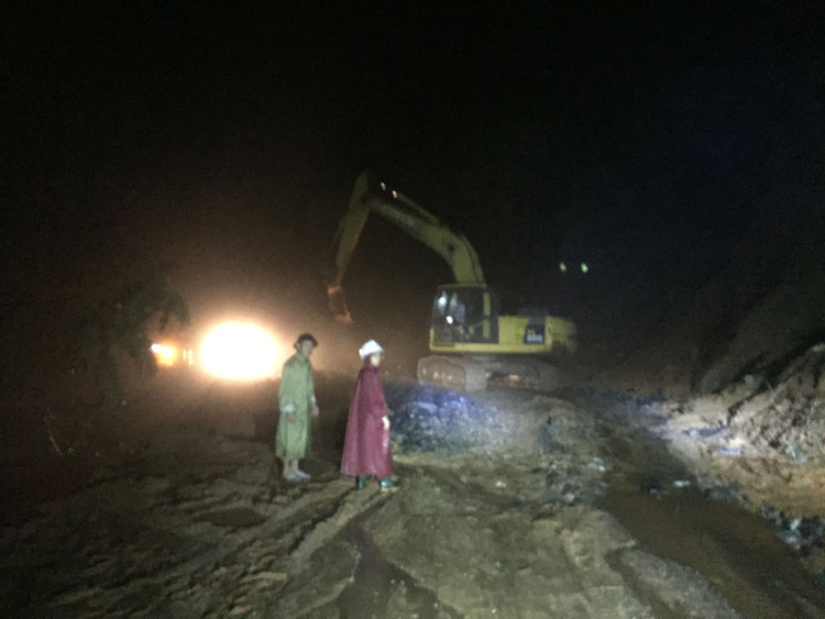 Xuyên đêm mở đường để phương tiện vào hiện trường đưa thi thể ra ngoài - 4