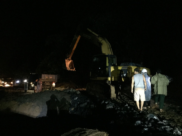 Xuyên đêm mở đường để phương tiện vào hiện trường đưa thi thể ra ngoài - 3