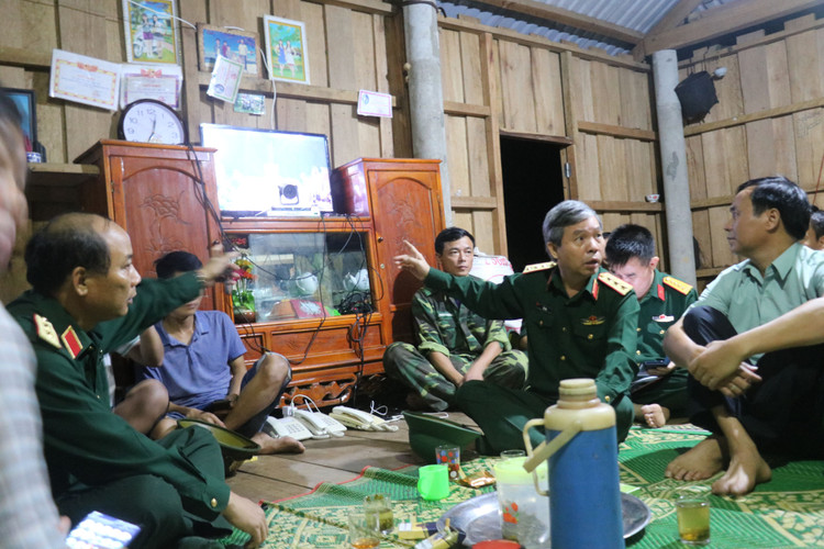 Xuyên đêm mở đường để phương tiện vào hiện trường đưa thi thể ra ngoài - 1