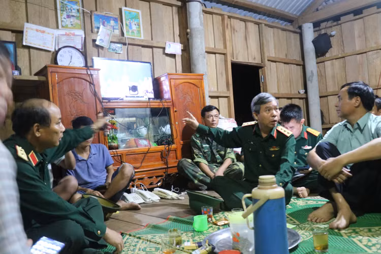 Xuyên đêm mở đường để phương tiện vào hiện trường đưa thi thể ra ngoài - 1