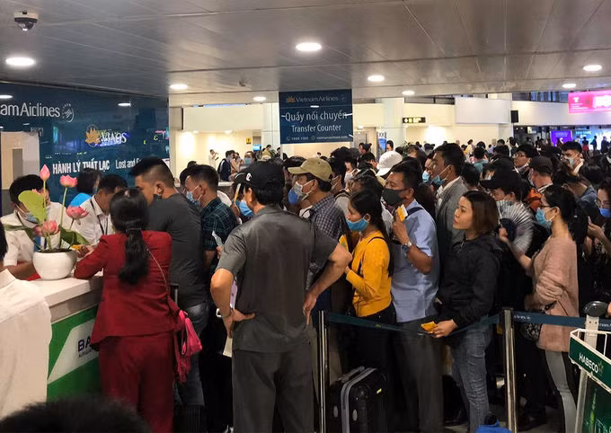 Hành khách bị nhỡ chuyến bay tại sân bay Nội Bài. Ảnh: Hồng Phương.