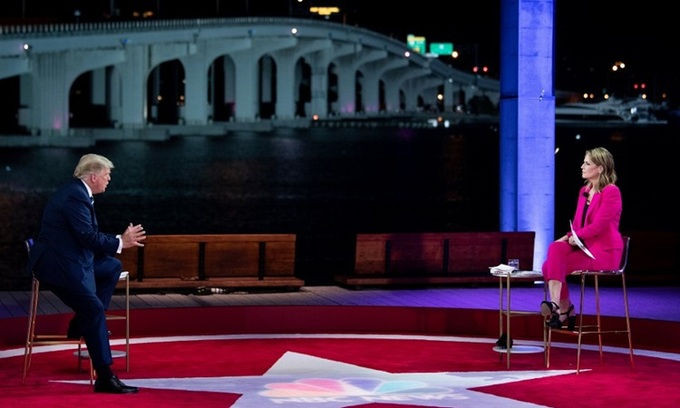 Tổng thống Mỹ Donal Trump (trái) trong phiên hỏi đáp mô hình tòa thị chính do NBC News tổ chức tối 15/10. Ảnh: AFP.