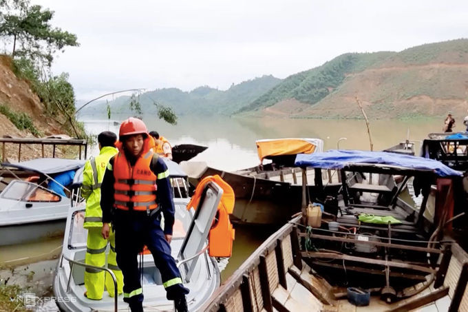 Công an Thừa Thiên Huế cứu nạn bằng đường thuỷ. Ảnh: Quang Hà