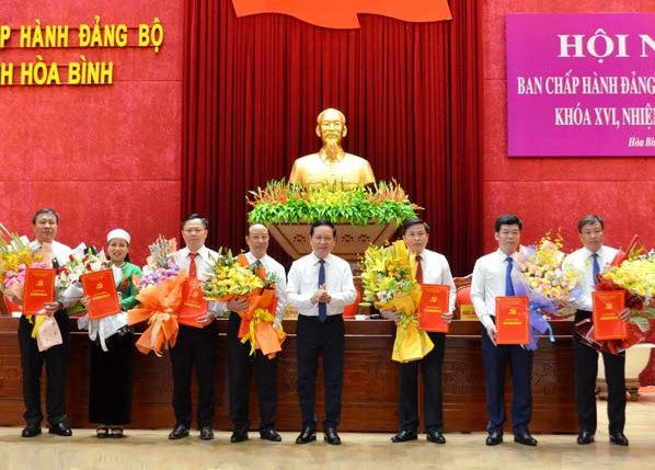 Bí thư Tỉnh ủy Hòa Bình Bùi Văn Tỉnh trao quyết định và chúc mừng các tân Ủy viên Ban Chấp hành Tỉnh ủy.