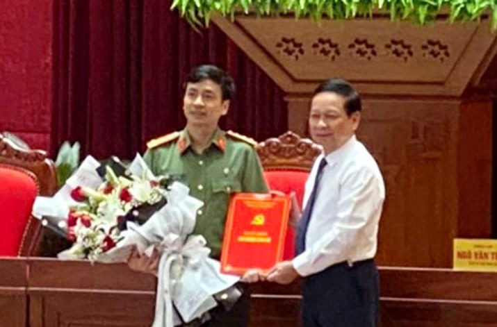 Bí thư Tỉnh ủy Hòa Bình Bùi Văn Tỉnh trao quyết định và chúc mừng đồng chí Lê Xuân Minh.