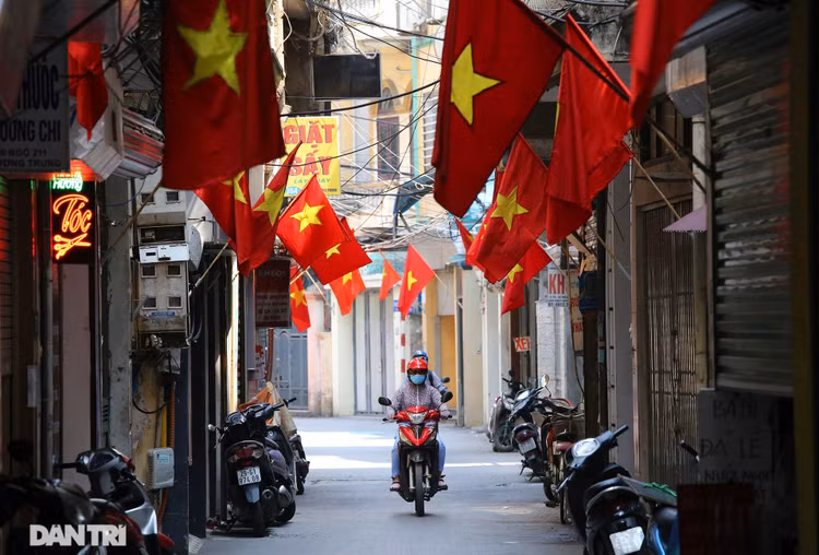 Hà Nội: Cờ Tổ quốc đỏ rực khắp phố phường mừng ngày Quốc Khánh - 12